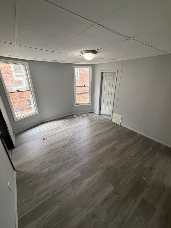 541 W Vine St - Photo 3 of 7