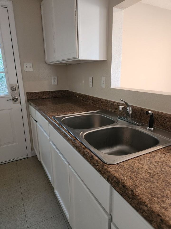 1722 N 35th St - Photo 3 of 12