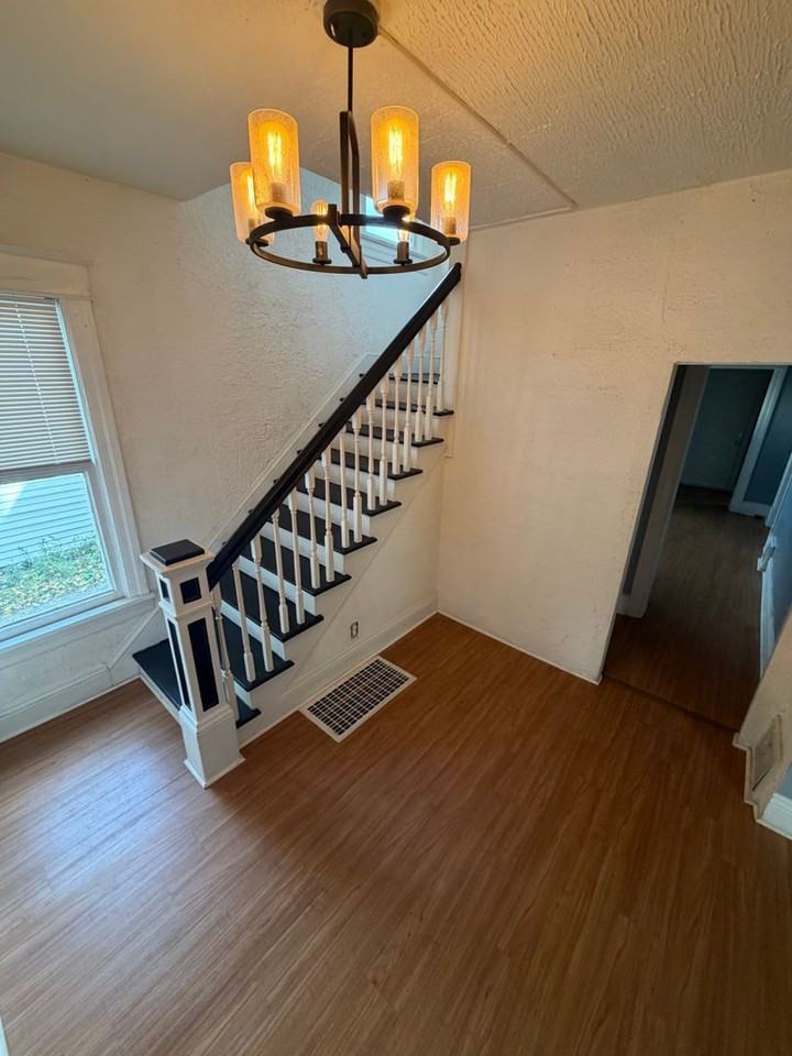 252 N English Ave - Photo 2 of 10