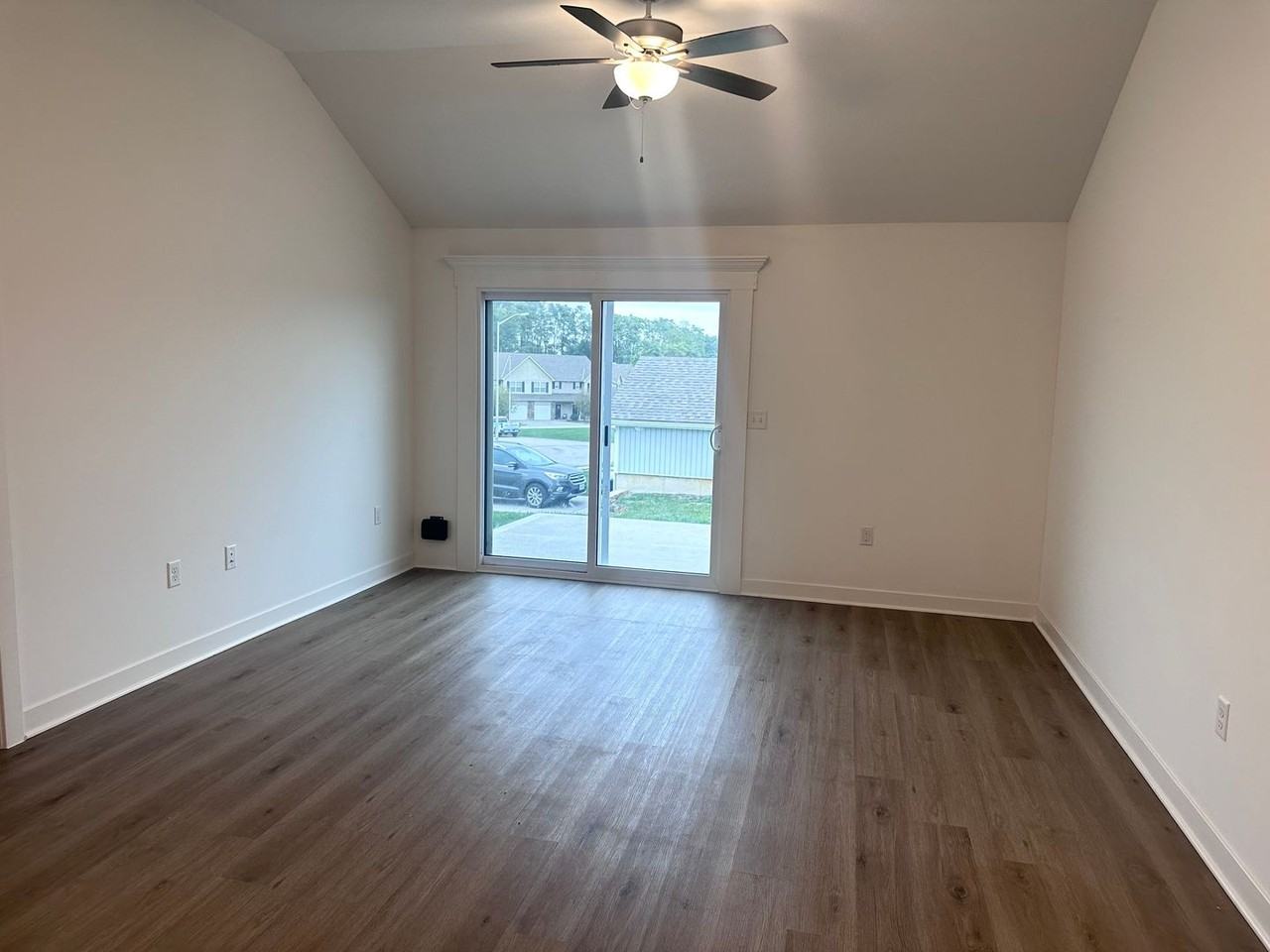 3728 Nw 93rd St - Photo 4 of 24