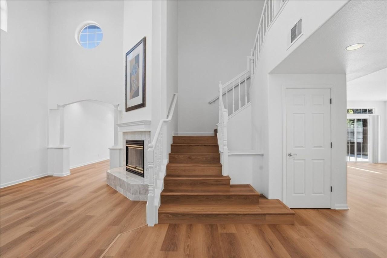 3241 Curlew St - Photo 3 of 36