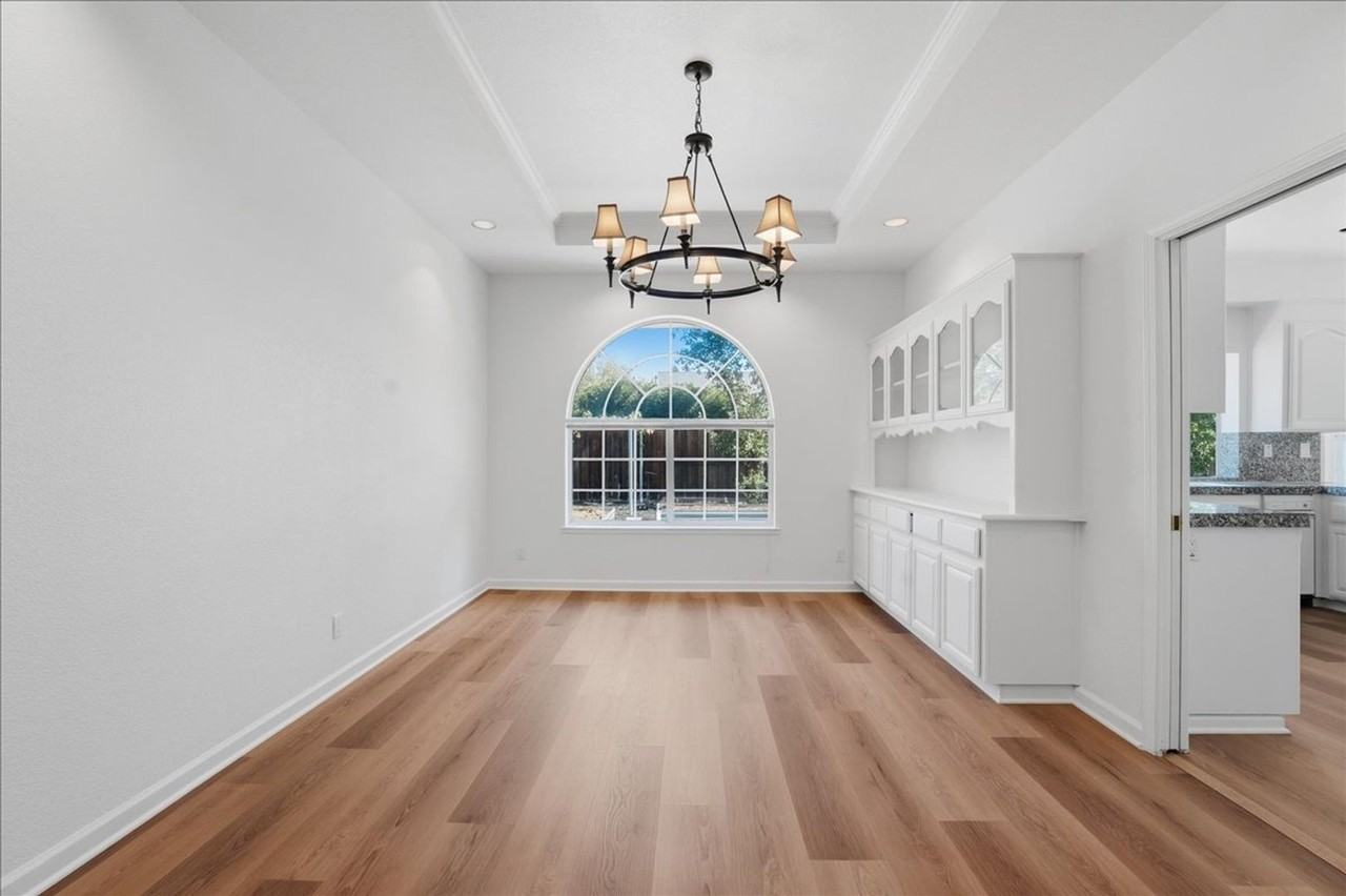 3241 Curlew St - Photo 6 of 36