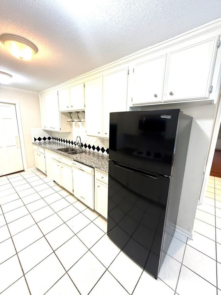 2029 Vaughn Ln - Photo 6 of 20