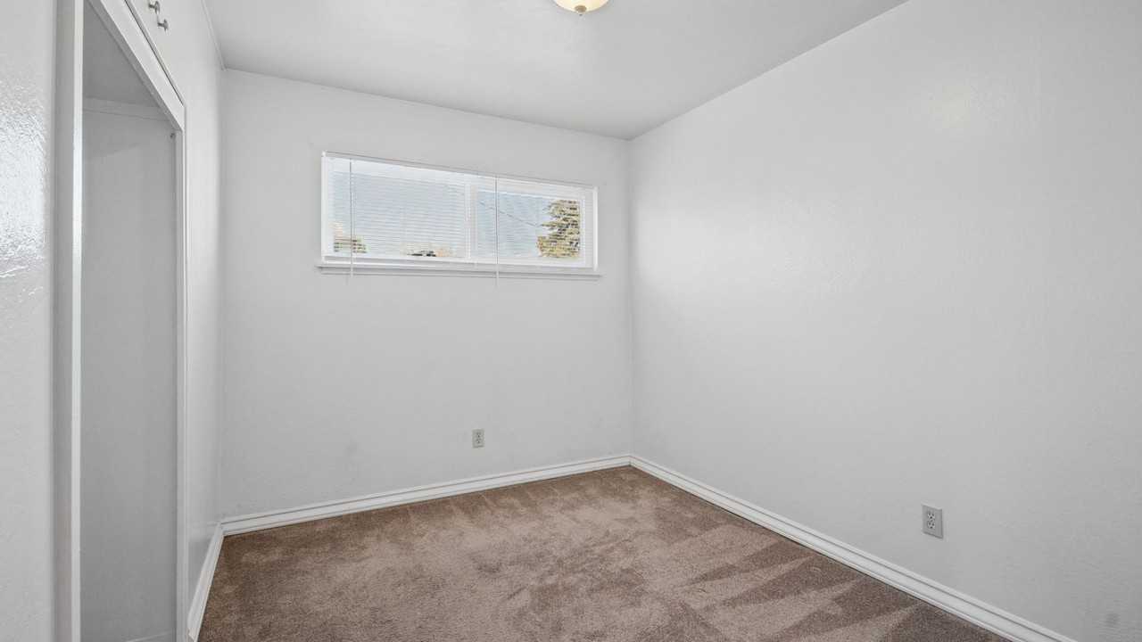 940 Ohio St - Photo 7 of 8