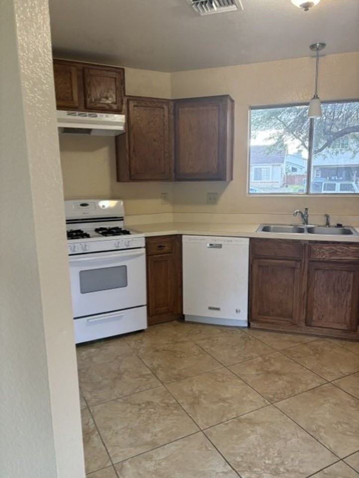 9280 N Hampshire Dr - Photo 5 of 12