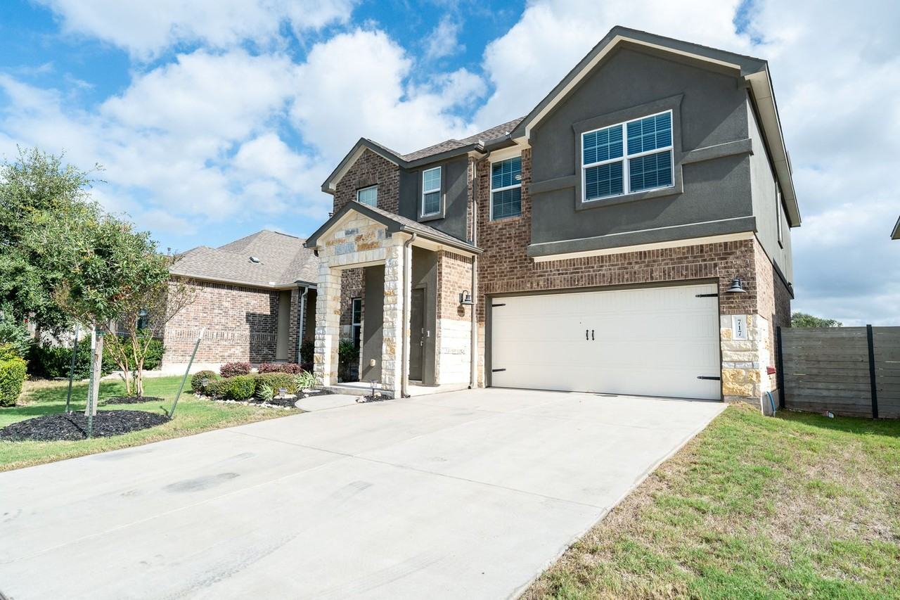 717 Legends Ln - Photo 2 of 21