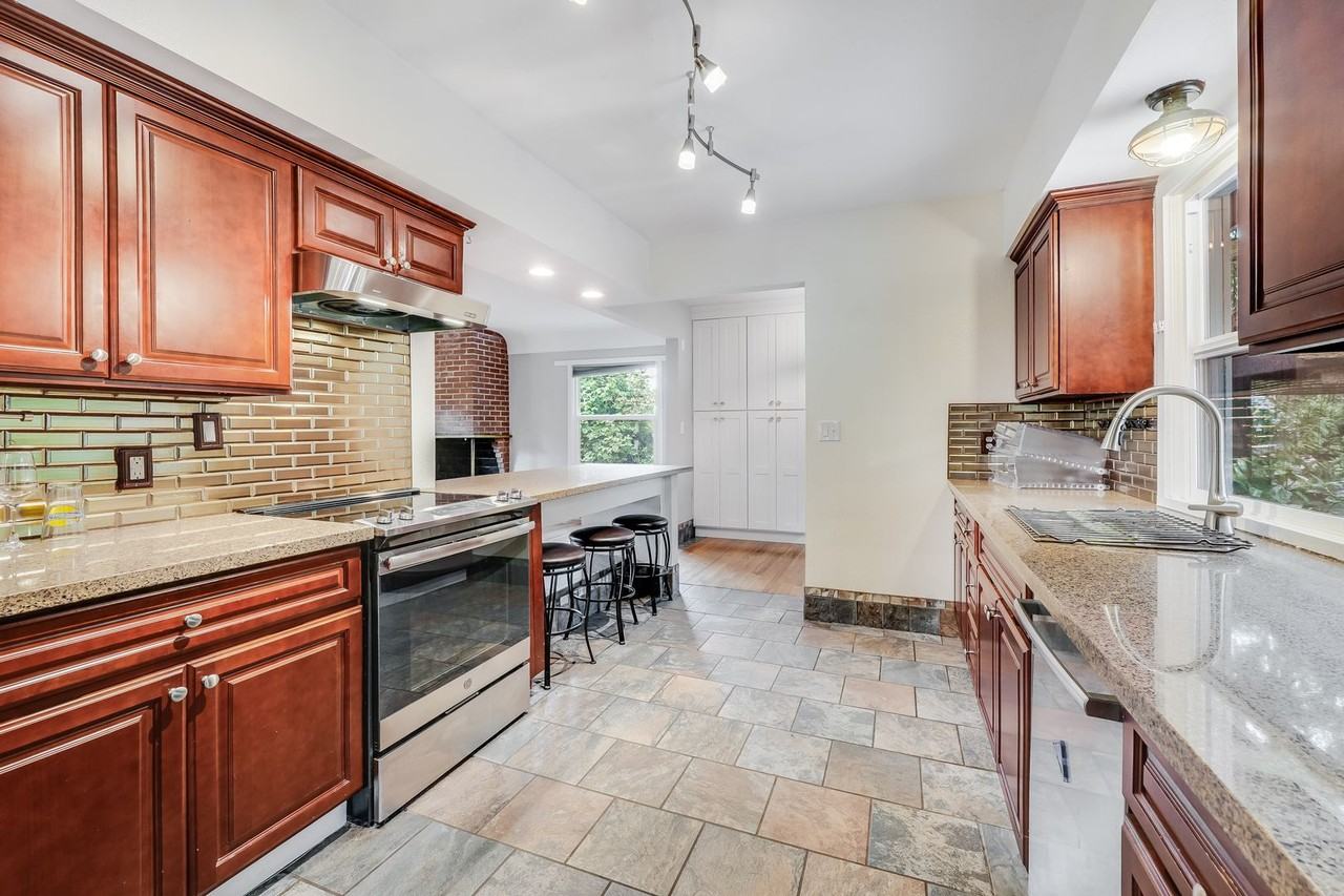 6009 Sw Taylors Ferry Rd - Photo 5 of 13
