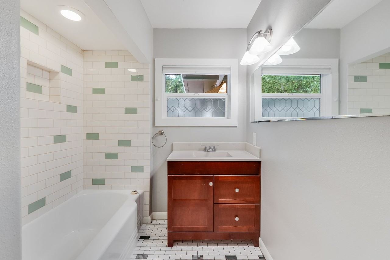 6009 Sw Taylors Ferry Rd - Photo 7 of 13