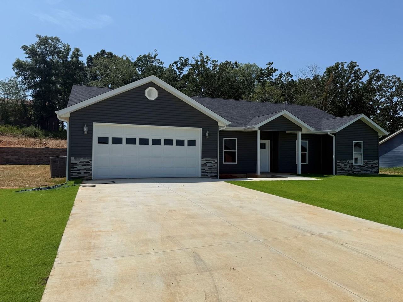 321 Kearbey Dr - Photo 2 of 19