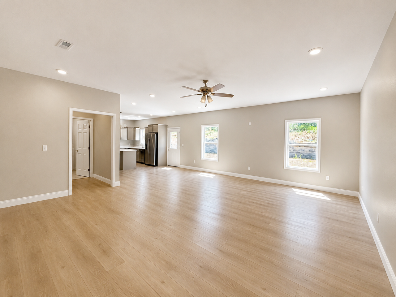 321 Kearbey Dr - Photo 4 of 19