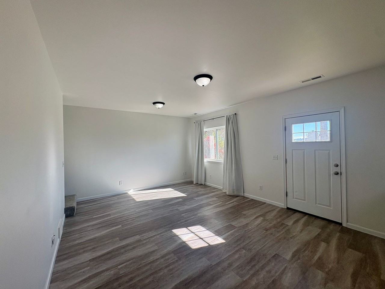 1679 Vuecrest Dr - Photo 3 of 26