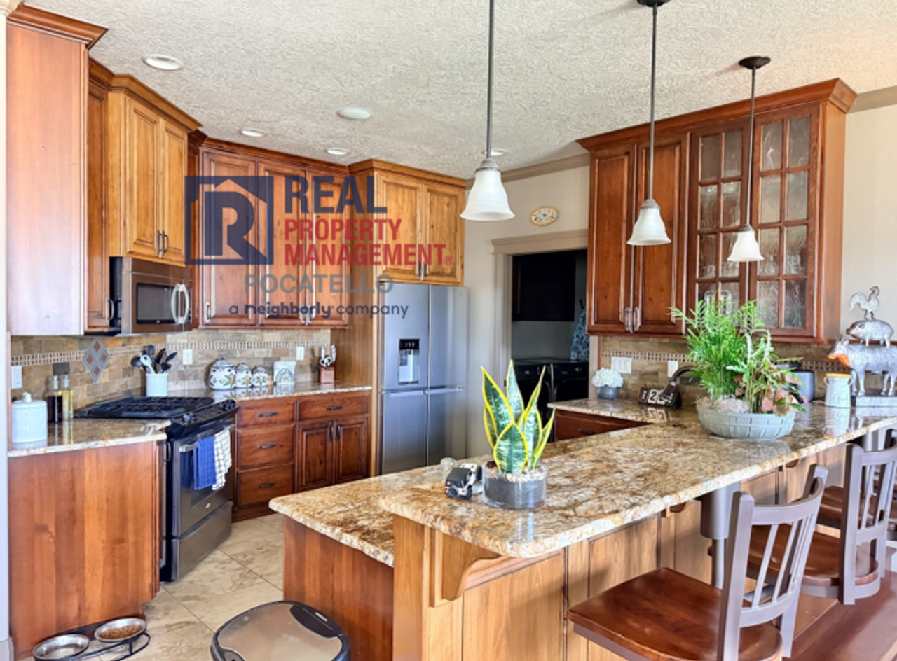 1375 Sawtooth St - Photo 4 of 27