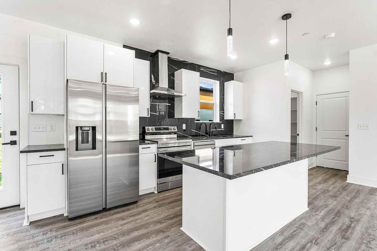 2601 W Berkeley Ave - Photo 6 of 34