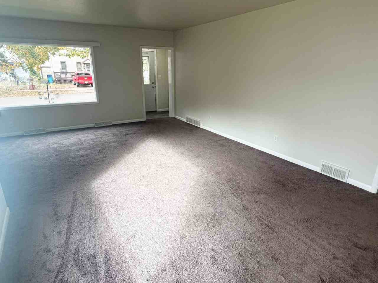 813 Young St - Photo 4 of 29