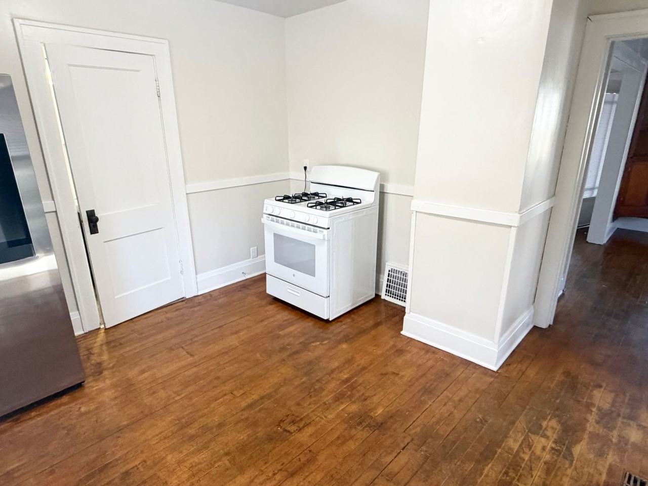 829 Young St - Photo 2 of 37
