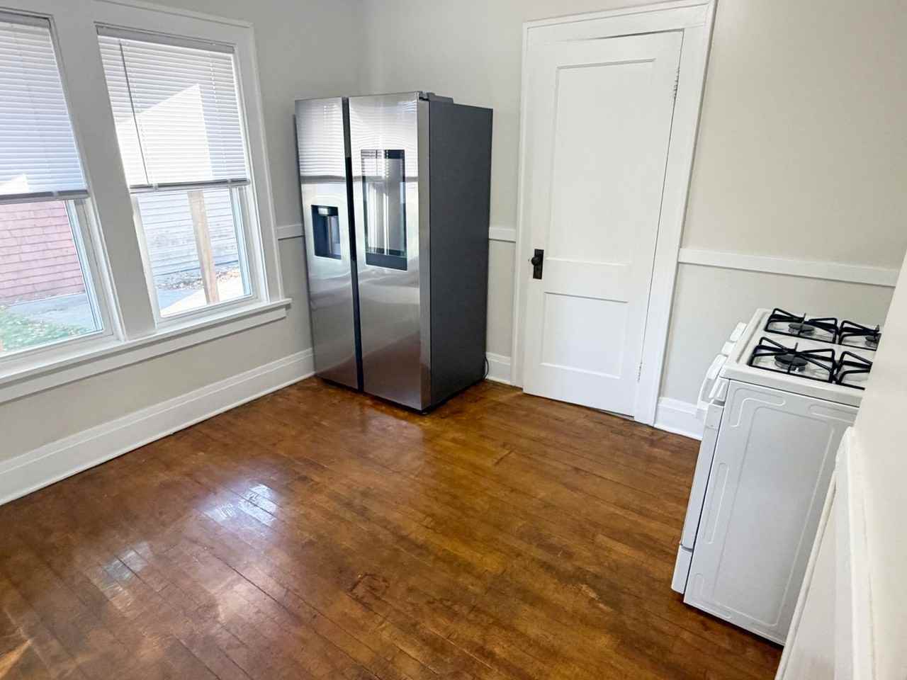 829 Young St - Photo 3 of 37