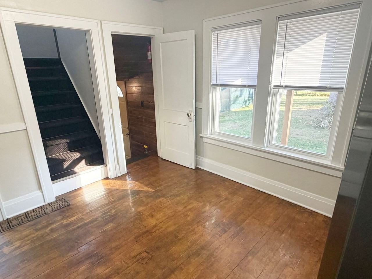 829 Young St - Photo 4 of 37