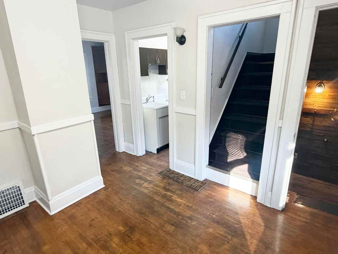 829 Young St - Photo 5 of 37