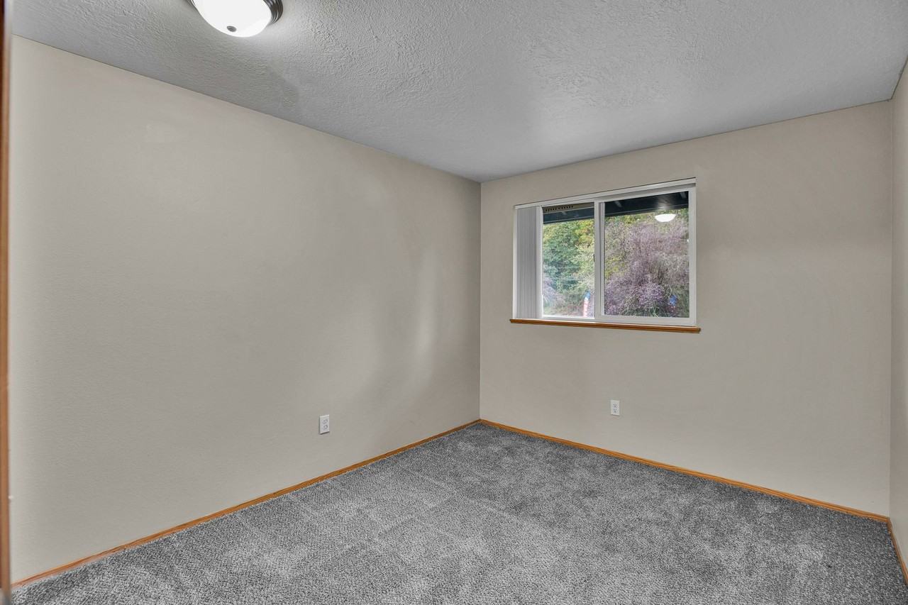 #340 SILVERWOOD APARTMENTS - Photo 6 of 33