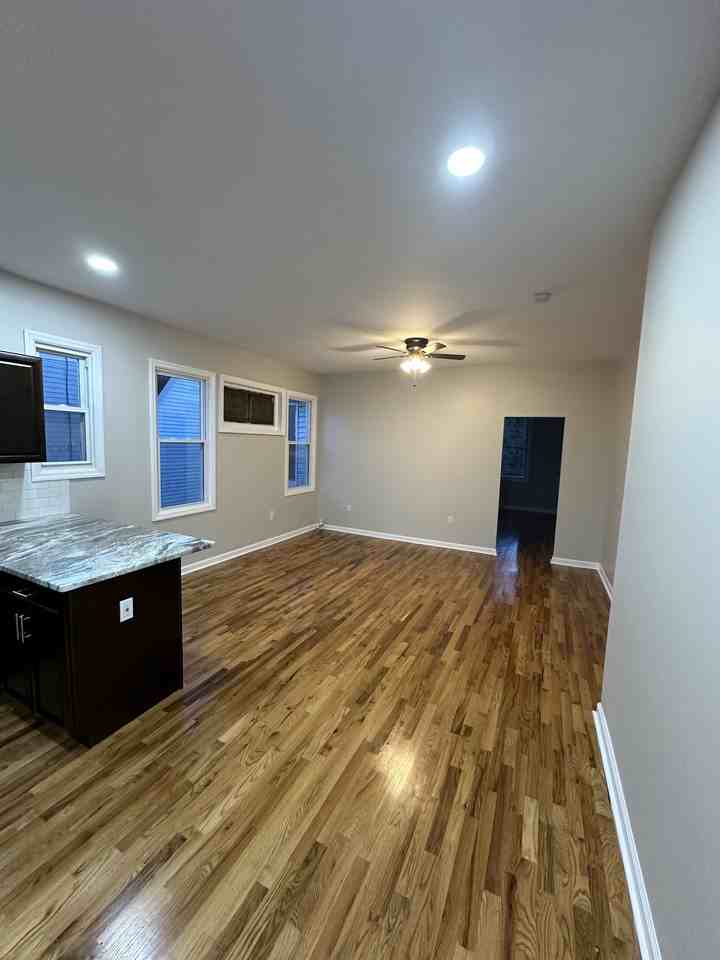 191 Ivy St #2R - Photo 7 of 11