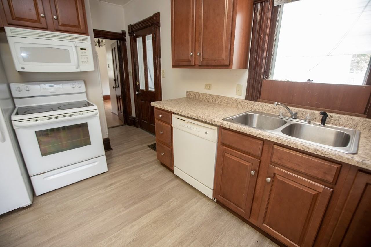 418 N Van Buren St - Photo 3 of 31