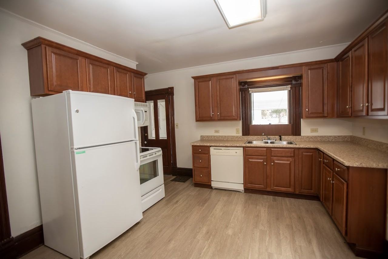 418 N Van Buren St - Photo 4 of 31
