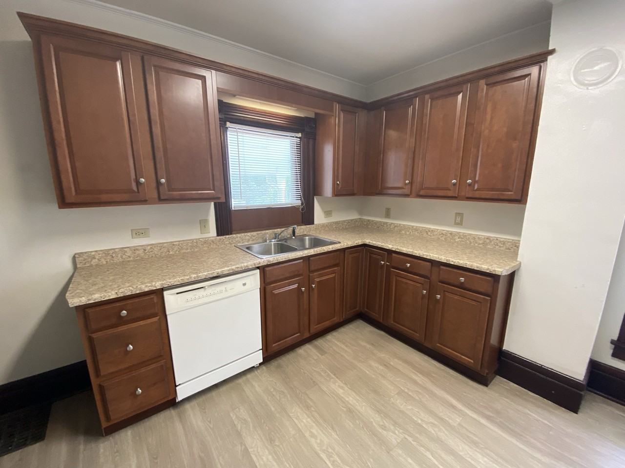 418 N Van Buren St - Photo 6 of 31