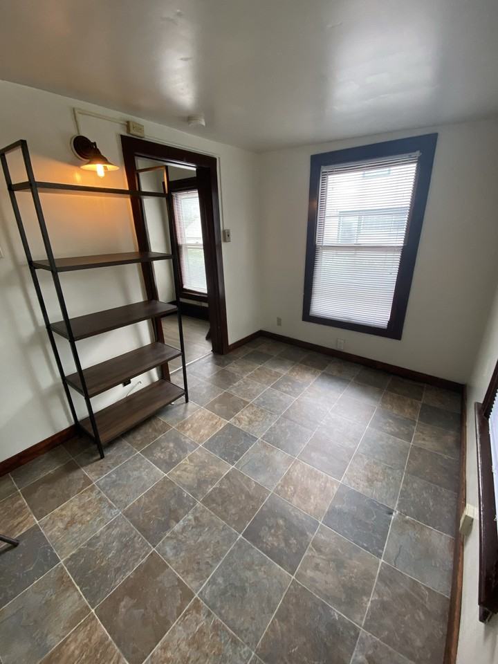 418 N Van Buren St - Photo 7 of 31