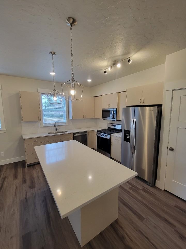 702 E 6th St #A - Photo 2 of 24
