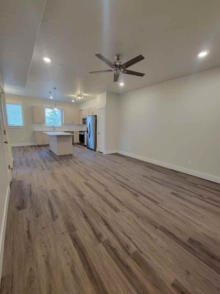 702 E 6th St #A - Photo 3 of 24
