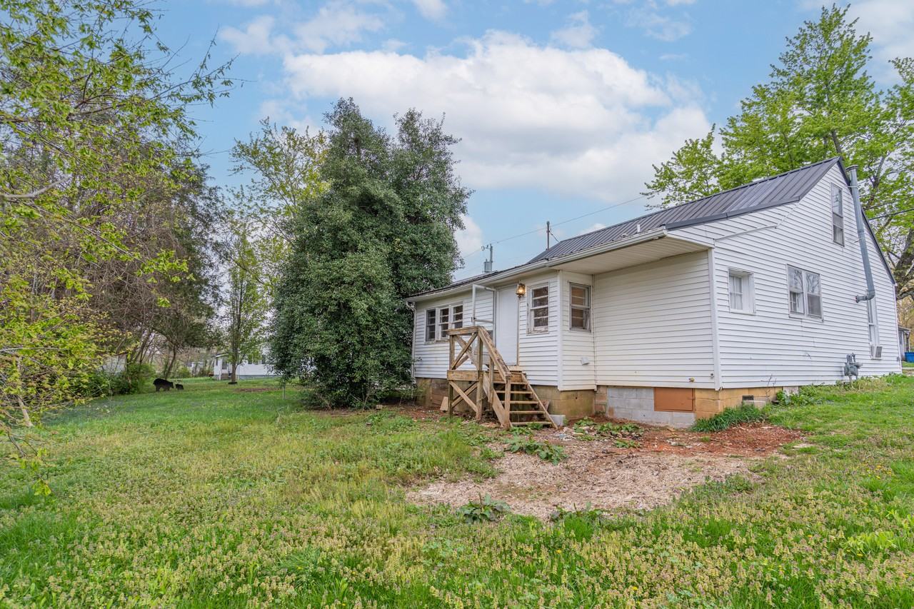 201 Eastview Dr - Photo 4 of 23