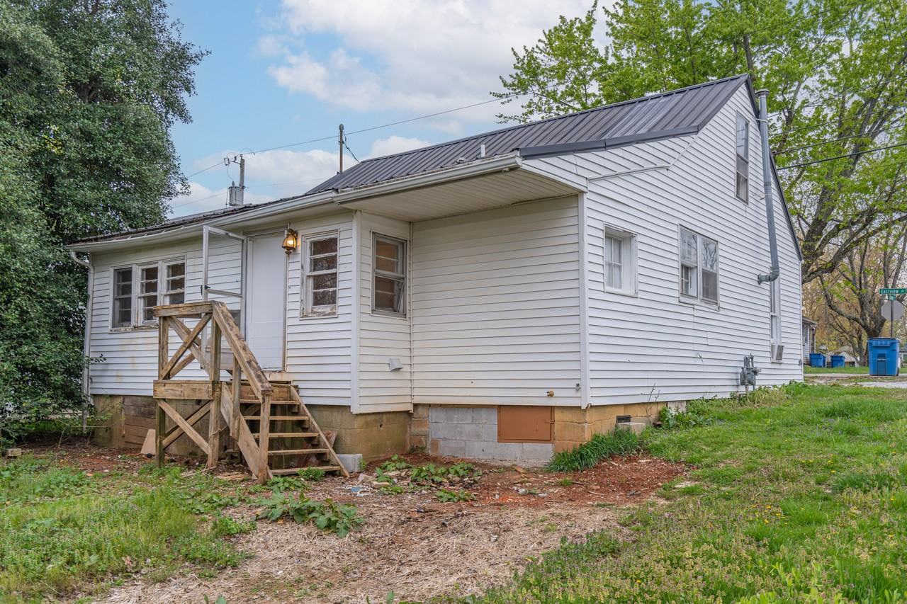 201 Eastview Dr - Photo 6 of 23
