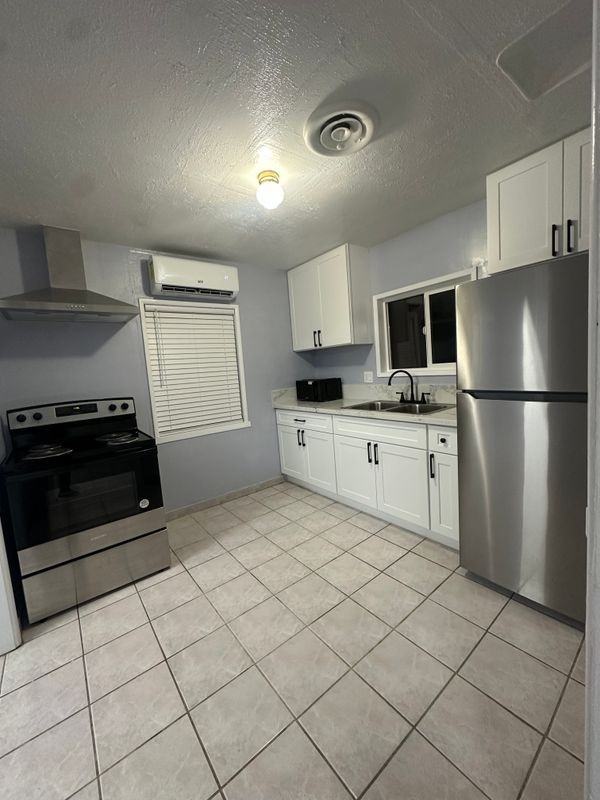 725 W Chanslor Way - Photo 2 of 21