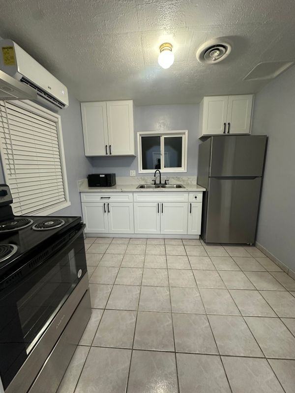 725 W Chanslor Way - Photo 4 of 21
