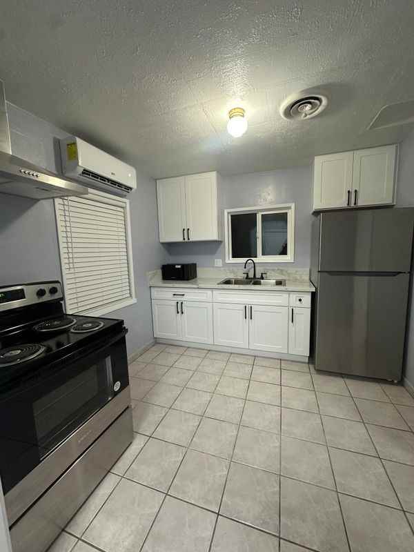 725 W Chanslor Way - Photo 5 of 21