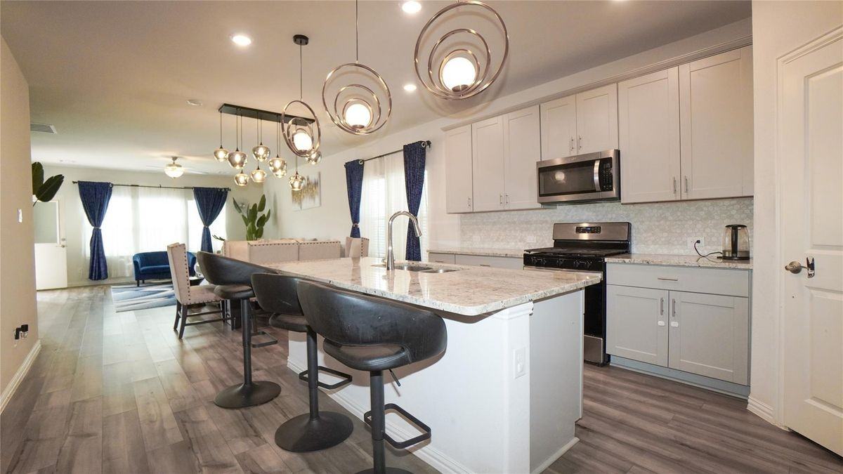1128 Enchanted Rock Ln - Photo 4 of 12