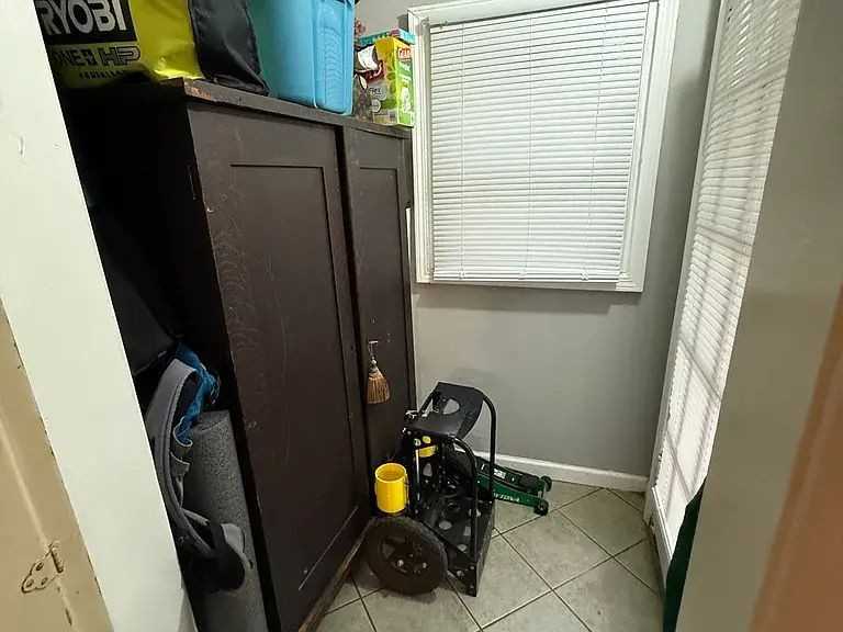 1147 United Ave Se #C - Photo 2 of 12