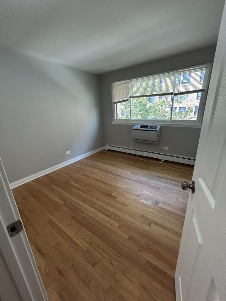 6211 N Kenmore Ave #502 - Photo 3 of 16