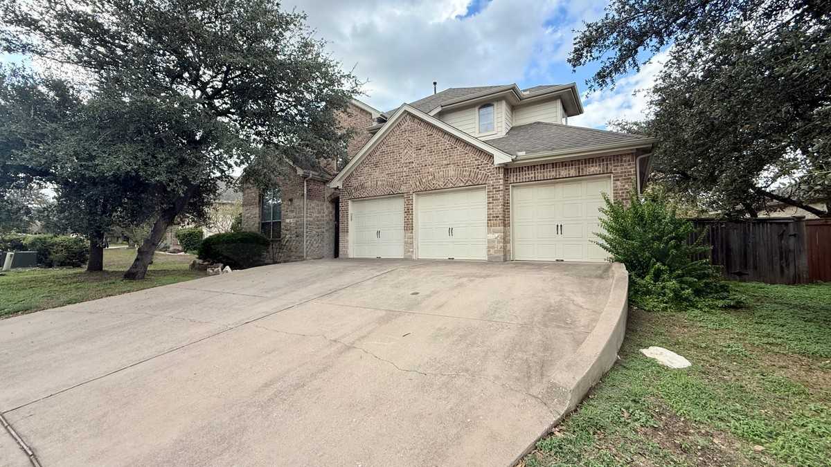 323 Drury Ln - Photo 2 of 32