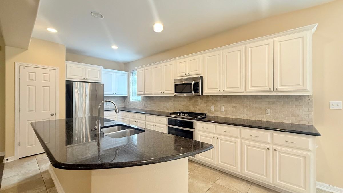 323 Drury Ln - Photo 3 of 32