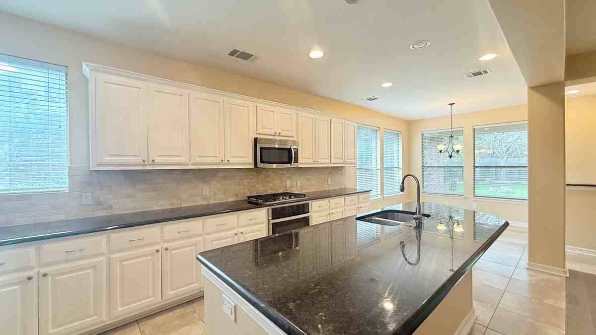 323 Drury Ln - Photo 4 of 32