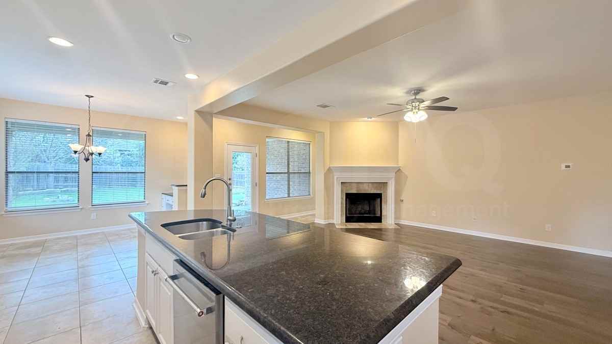 323 Drury Ln - Photo 5 of 32
