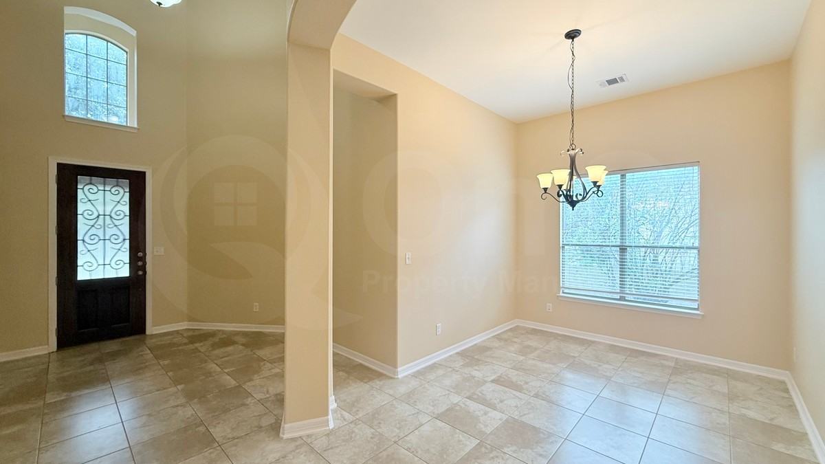 323 Drury Ln - Photo 7 of 32