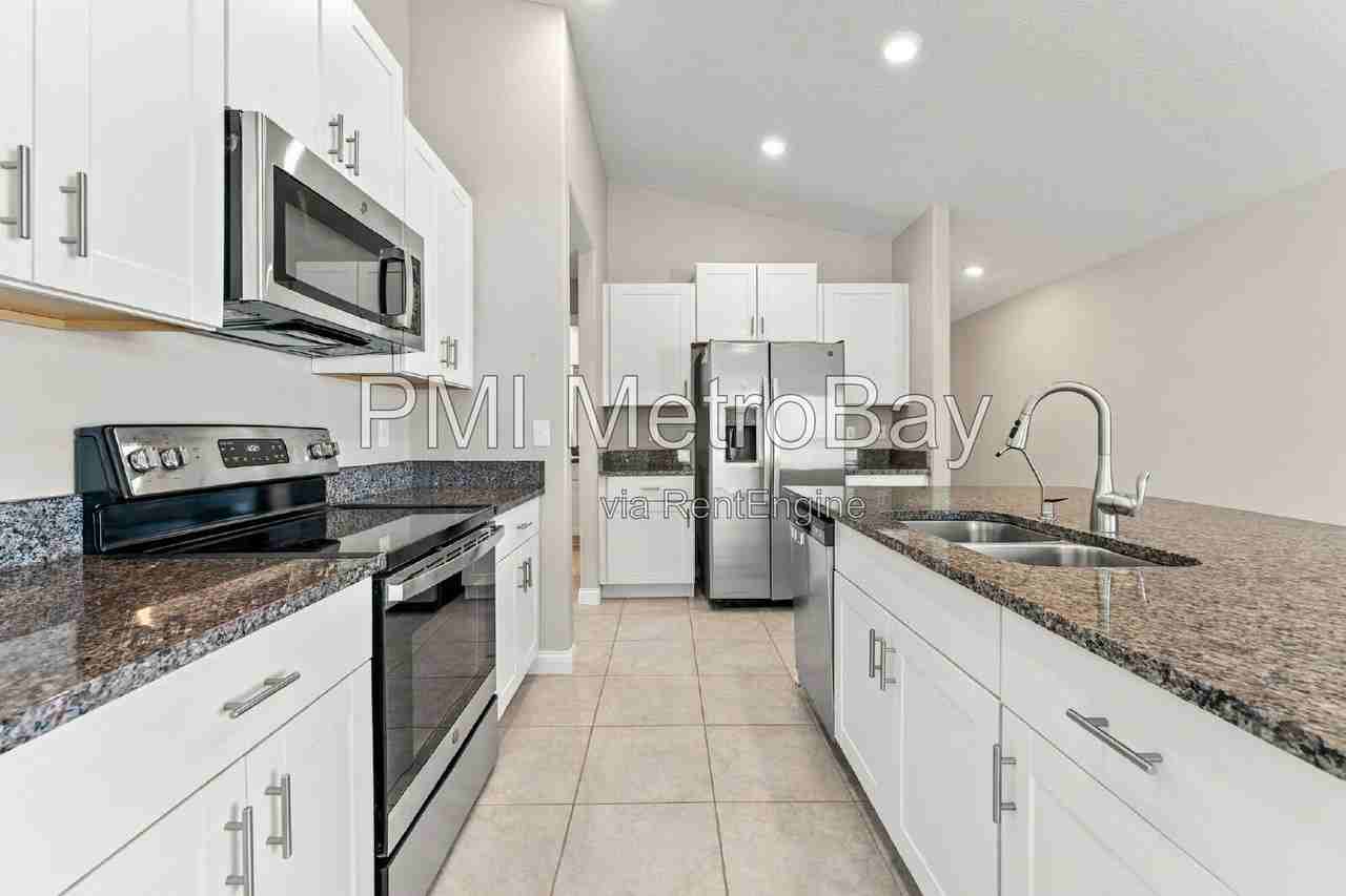 1045 Royal Empress Dr - Photo 3 of 42