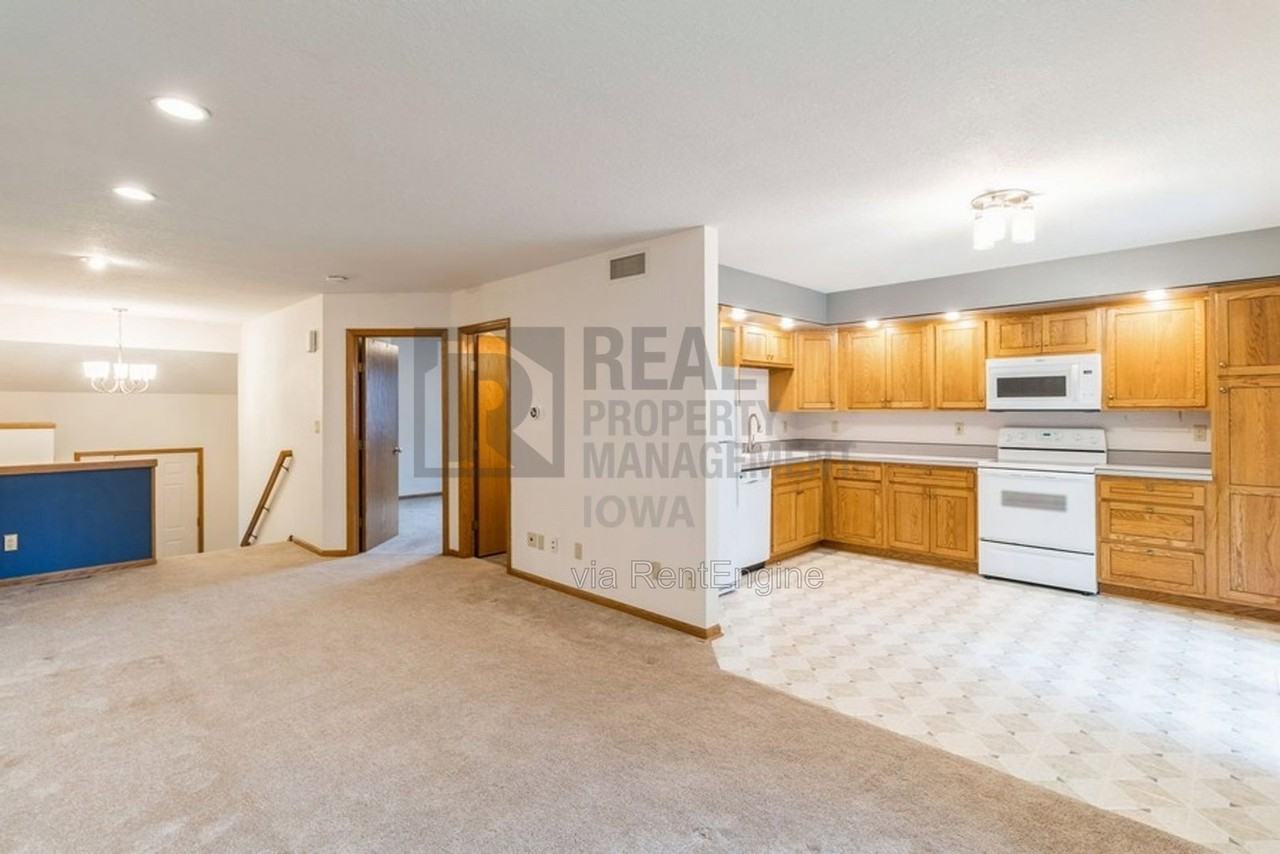 3301 Polaris Dr - Photo 5 of 15