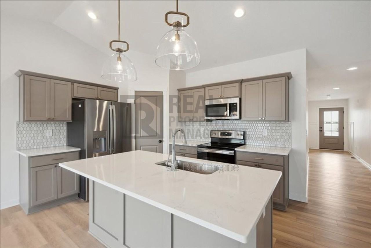 4620 Nw 17th St - Photo 5 of 24