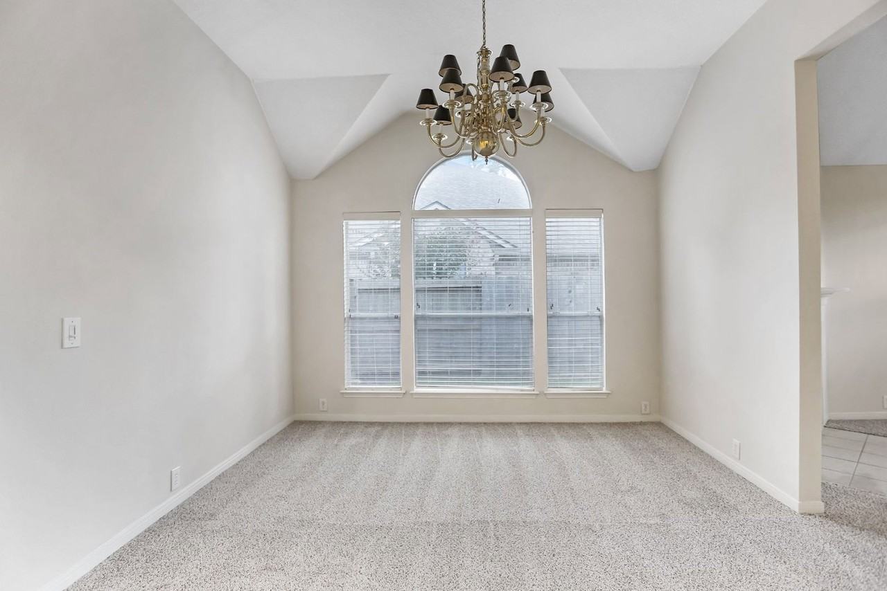 1343 Summer Terrace Dr - Photo 4 of 34