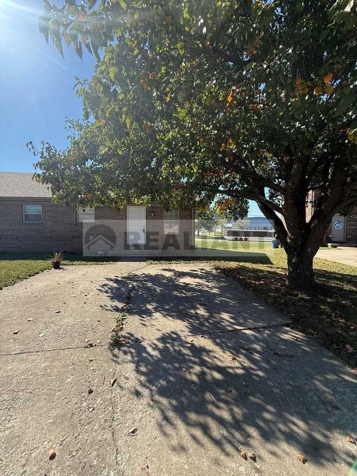 306 Parker Pl - Photo 2 of 11
