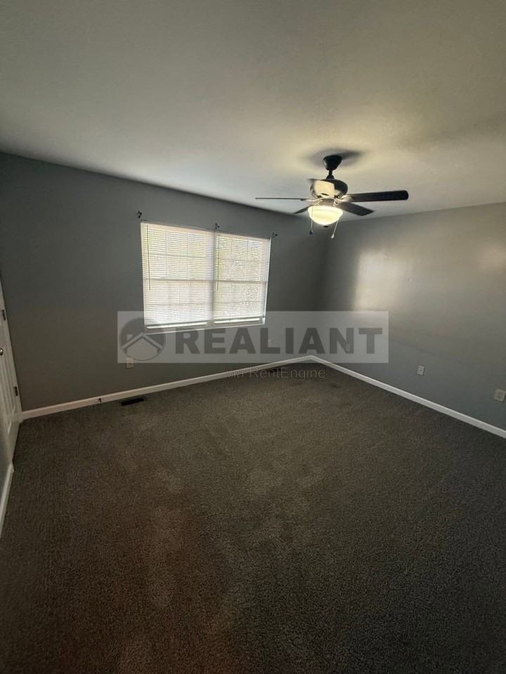 212 Coburn Dr - Photo 2 of 7