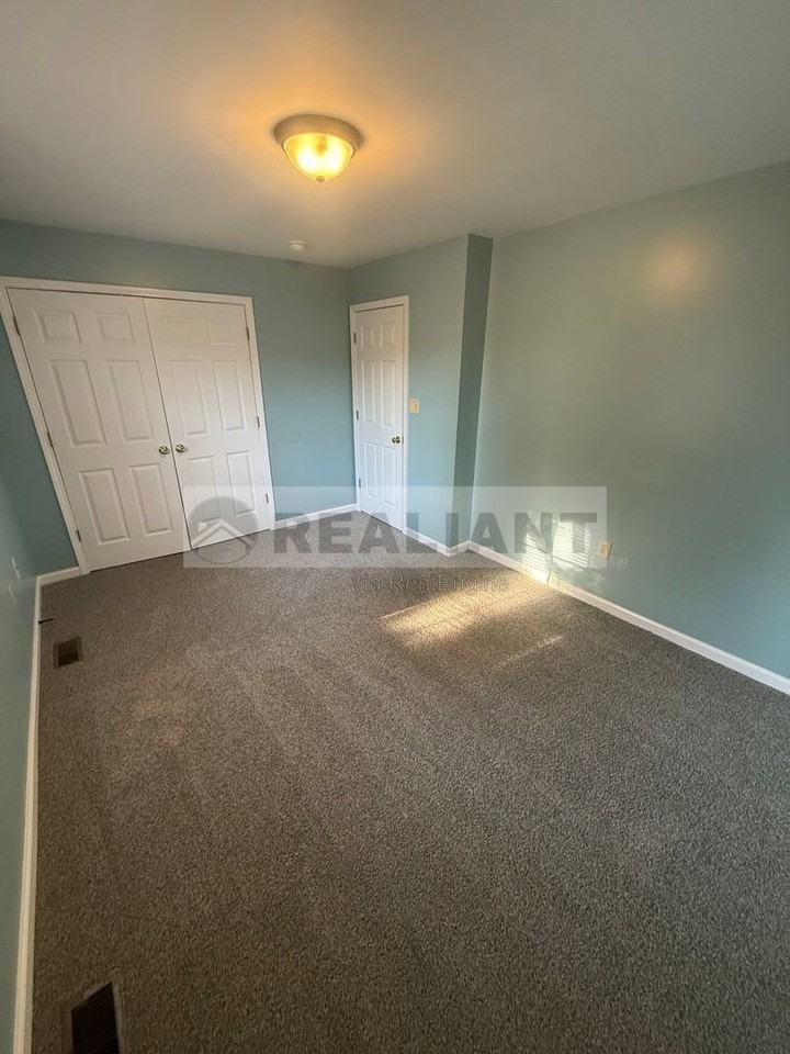 212 Coburn Dr - Photo 4 of 7